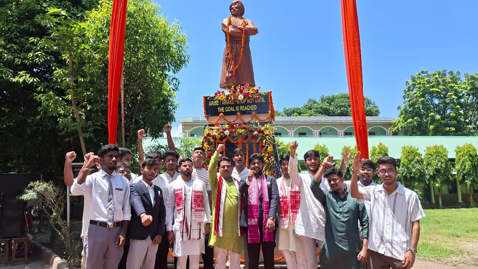 Assam : धुबरी के भोलानाथ कॉलेज में स्वामी विवेकानन्द की आदमकद प्रतिमा का अनावरण