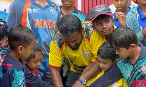 माही के घर के बाहर पहुंचे फैंस, केक काटकर मनाया जन्मदिन