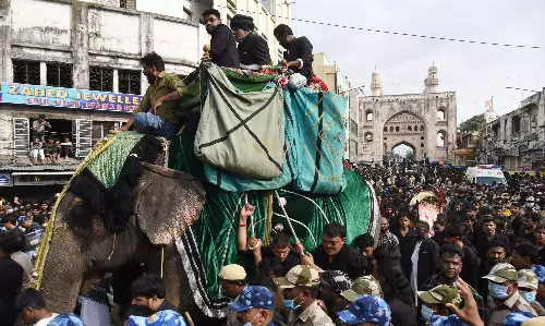 Hyderabad: बीबी-का-आलम जुलूस में हजारों लोग शामिल हुए