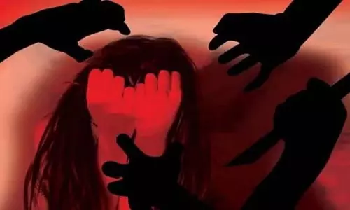 दरिंदों ने महिला के साथ सामूहिक बलात्कार कर उसे रेलवे ट्रैक पर फेंका, पैर काटा