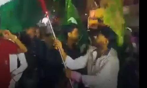 BIG BREAKING: मोहर्रम जुलूस में दिखा फिलिस्तीन का झंडा, लहराने वाला गिरफ्तार BIG BREAKING: मोहर्रम जुलूस में दिखा फिलिस्तीन का झंडा, लहराने वाला गिरफ्तार