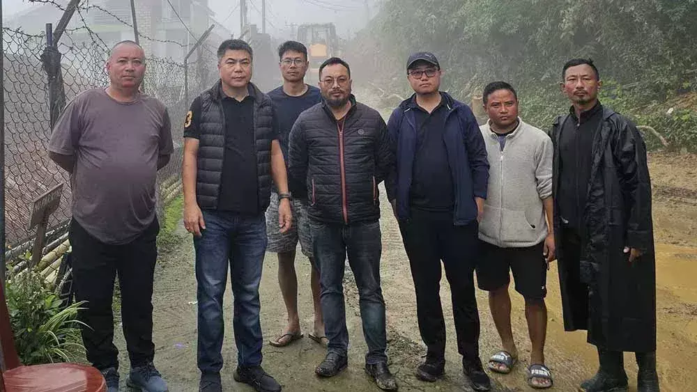 DC कोहिमा ने भूस्खलन के मलबे को साफ करने का नेतृत्व किया DC कोहिमा ने भूस्खलन के मलबे को साफ करने का नेतृत्व किया