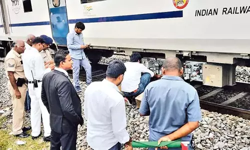 Andhra : कुत्ते से टकराने के बाद रुकी वंदे भारत