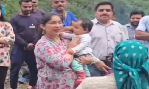 Mandi में आई बाढ़ में 10 महीने का बच्चा बच गया Mandi में आई बाढ़ में 10 महीने का बच्चा बच गया
