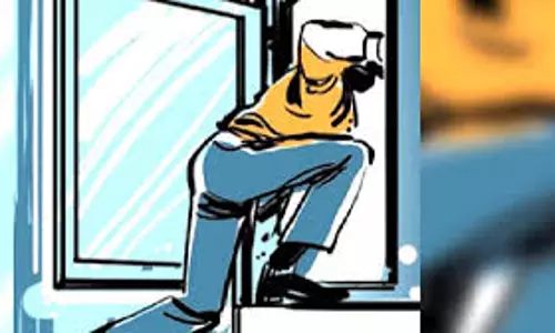 Farrukhabad: नशे में ई-रिक्शा चालक का ड्रामा, खुद को सिर पर मारी ईंट Farrukhabad: नशे में ई-रिक्शा चालक का ड्रामा, खुद को सिर पर मारी ईंट