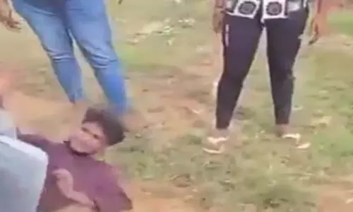 Bengaluru की छात्रा को आठ लोगों ने नंगा कर पीटा और उसका वीडियो बनाया Bengaluru की छात्रा को आठ लोगों ने नंगा कर पीटा और उसका वीडियो बनाया