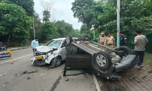 Chandigarh में आमने-सामने की टक्कर के बाद कार पलटने से तीन लोग बाल-बाल बचे Chandigarh में आमने-सामने की टक्कर के बाद कार पलटने से तीन लोग बाल-बाल बचे