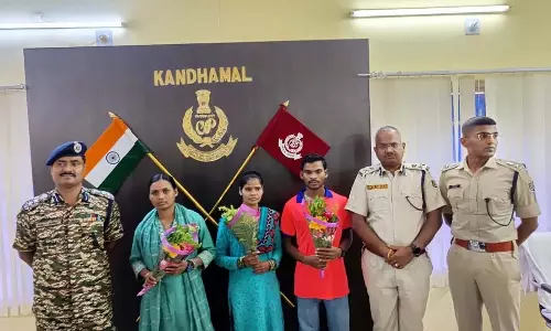 Odisha: दो महिलाओं समेत तीन माओवादियों ने किया आत्मसमर्पण Odisha: दो महिलाओं समेत तीन माओवादियों ने किया आत्मसमर्पण