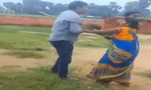 Bihar के स्कूल में गुस्साए माता-पिता ने बेटे को डांटने वाले शिक्षक को जमकर पीटा