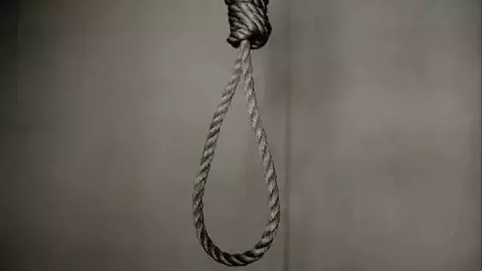 Moradabad: घरेलू कलह से परेशान युवक ने पंखे से लटककर दी जान