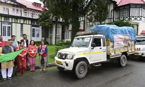 Himachal के राज्यपाल ने मंडी के लिए राहत सामग्री को हरी झंडी दिखाई