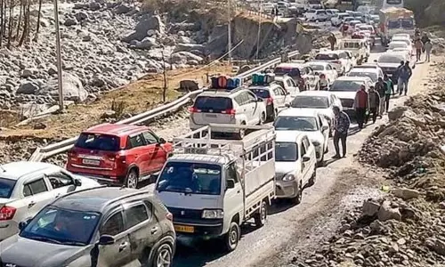 Himachal Pradesh की पहाड़ियाँ पर्यटकों के दबाव से झुक रही