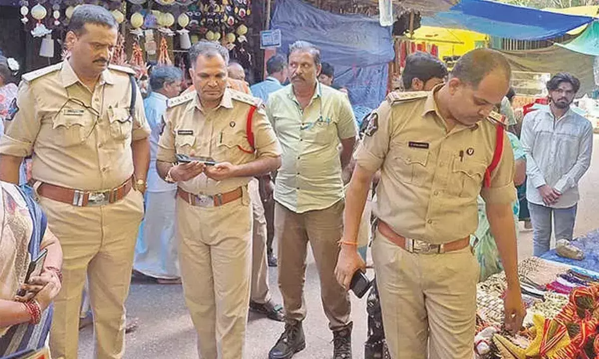 Andhra: पुलिस ने तिरुमाला में घेराबंदी और तलाशी अभियान चलाया Andhra: पुलिस ने तिरुमाला में घेराबंदी और तलाशी अभियान चलाया