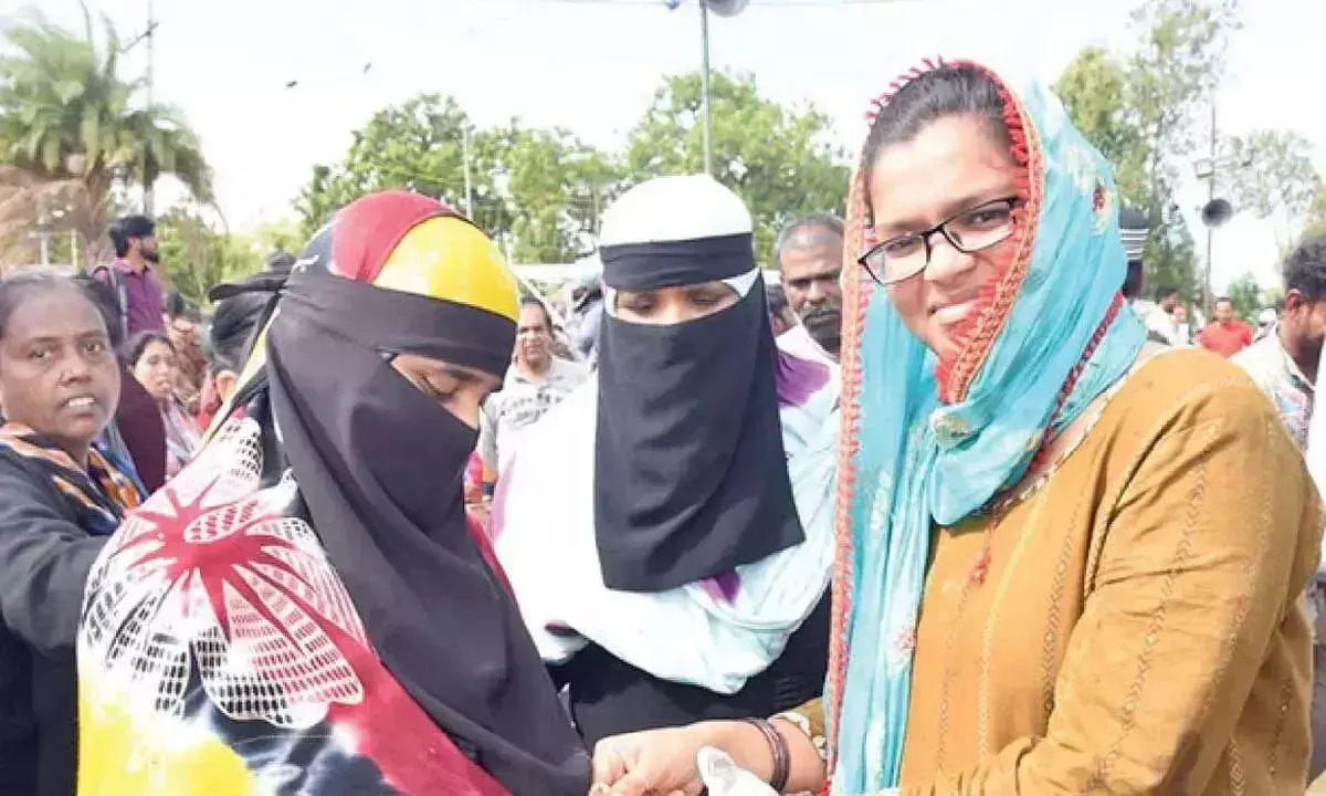 Andhra: 5 दिवसीय रोटटेला पांडुगा शुरू होते ही स्वर्णाला चेरुवु में भक्तों की भीड़ उमड़ पड़ी