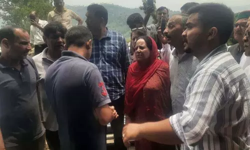 Pratibha Singh ने करसोग के वर्षा प्रभावित परिवारों को पूर्ण सहायता का आश्वासन दिया Pratibha Singh ने करसोग के वर्षा प्रभावित परिवारों को पूर्ण सहायता का आश्वासन दिया