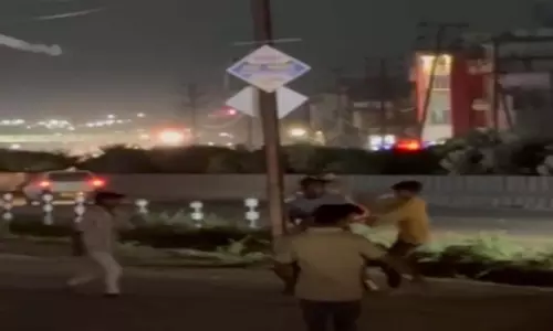 वर्धमान मोटर्स के सामने दिनदहाड़े दो दोस्तों पर जानलेवा हमला, देखें VIDEO... वर्धमान मोटर्स के सामने दिनदहाड़े दो दोस्तों पर जानलेवा हमला, देखें VIDEO...
