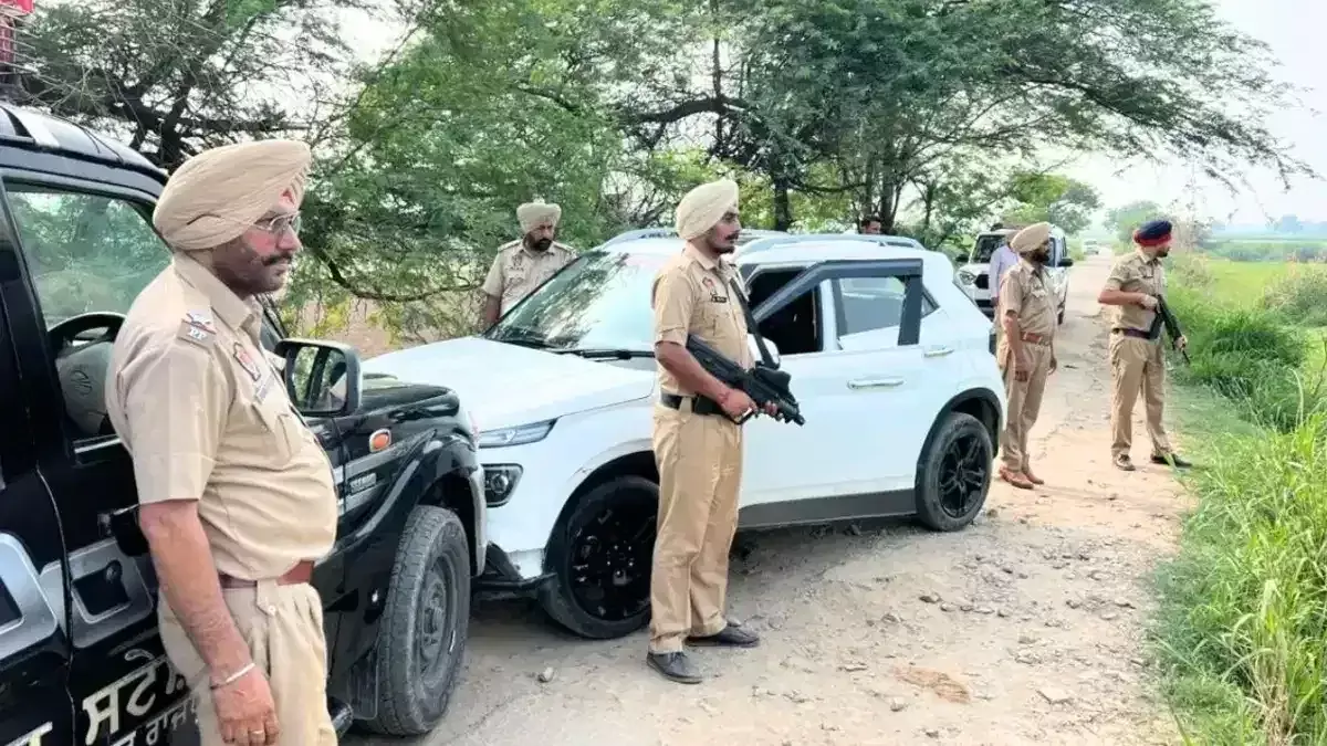 Punjab: गैंगस्टर लखबीर के गुर्गों पर कार्रवाई, पुलिस ने चलाया एनकाउंटर ऑपरेशन Punjab: गैंगस्टर लखबीर के गुर्गों पर कार्रवाई, पुलिस ने चलाया एनकाउंटर ऑपरेशन