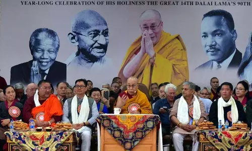 भारी बारिश के बावजूद हजारों लोगों ने Dalai Lama का 90वां जन्मदिन मनाया भारी बारिश के बावजूद हजारों लोगों ने Dalai Lama का 90वां जन्मदिन मनाया