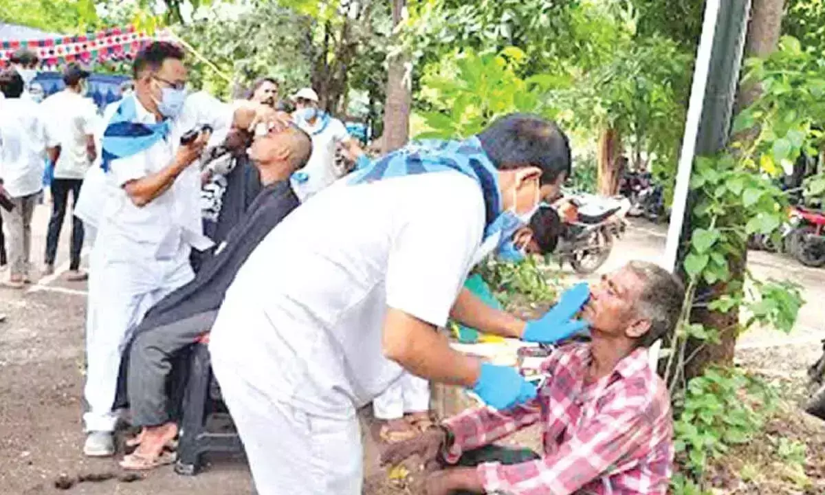 Andhra: स्वयंसेवक बेघर लोगों तक पहुंचते हैं, उन्हें तैयार करते हैं Andhra: स्वयंसेवक बेघर लोगों तक पहुंचते हैं, उन्हें तैयार करते हैं