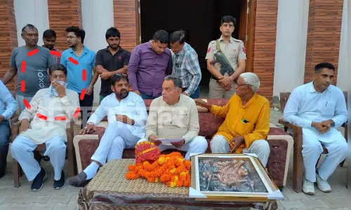 Hansi: रेप के आरोपी के साथ मंच बाँटते दिखे बीजेपी विधायक विनोद भयाना Hansi: रेप के आरोपी के साथ मंच बाँटते दिखे बीजेपी विधायक विनोद भयाना
