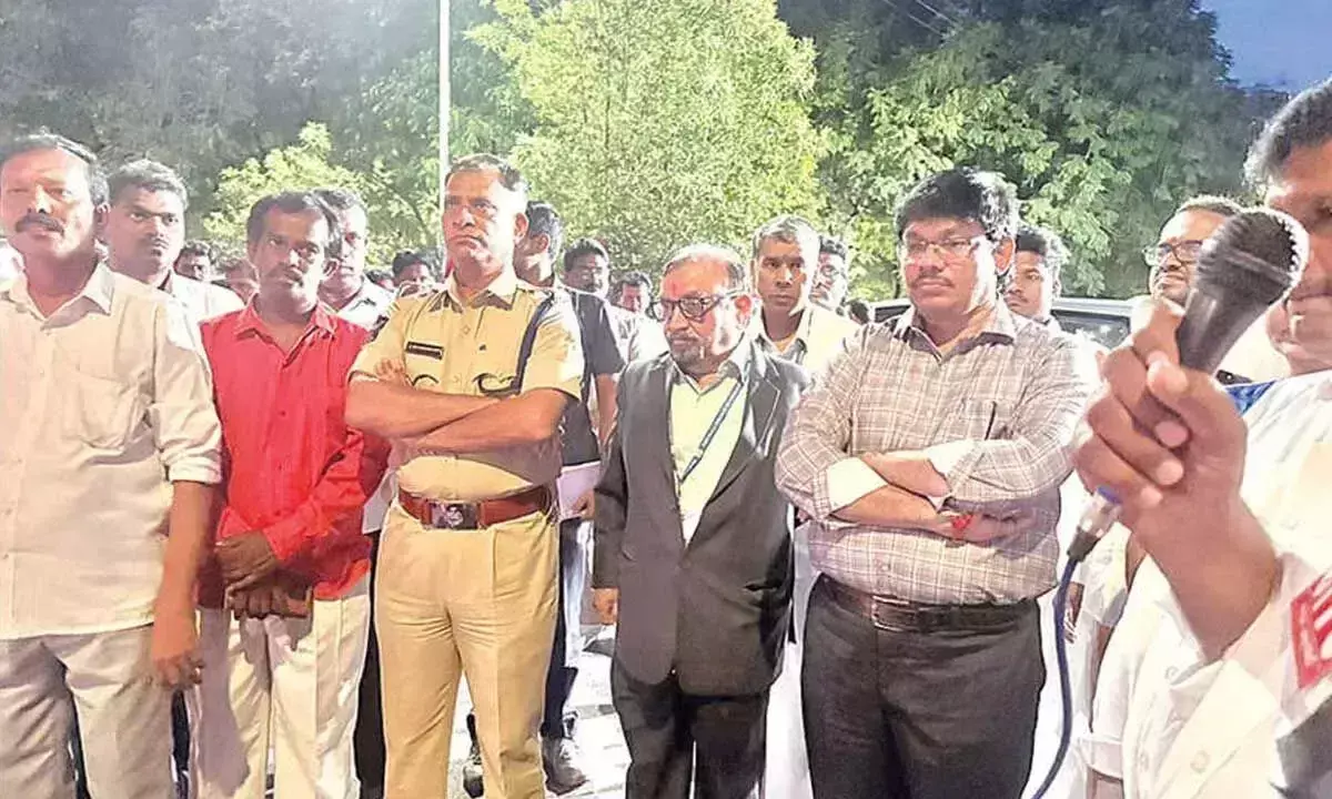 प्रमुख मांगों पर आश्वासन के बाद SVIMS कर्मचारियों ने धरना समाप्त किया