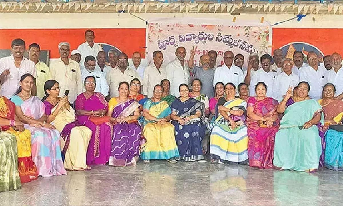 Andhra: वाल्मीकिपुरम में 1980 बैच के पूर्व छात्रों का पुनर्मिलन