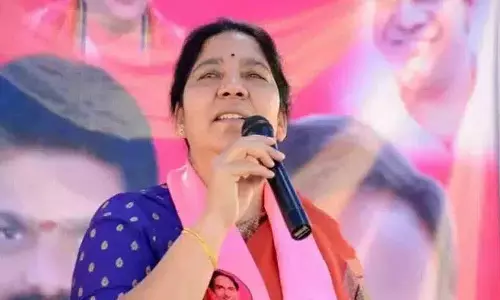 KCR ने फसल के लिए किसानों को बांड दिया तो कांग्रेस ने वोट के लिए किसानों को आश्वासन दिया