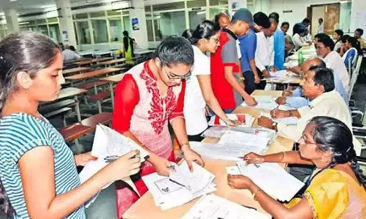 AP EAMCET 2025 काउंसलिंग शुरू: प्रमुख तिथियां, पात्रता, शुल्क और सीट आवंटन विवरण AP EAMCET 2025 काउंसलिंग शुरू: प्रमुख तिथियां, पात्रता, शुल्क और सीट आवंटन विवरण
