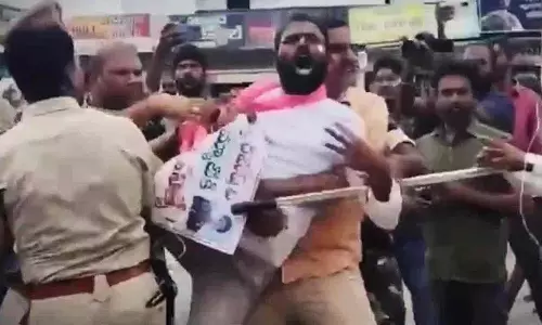 Mulugu में तनाव.. पुलिस ने बीआरएस के शांतिपूर्ण विरोध प्रदर्शन में बाधा डाली Mulugu में तनाव.. पुलिस ने बीआरएस के शांतिपूर्ण विरोध प्रदर्शन में बाधा डाली