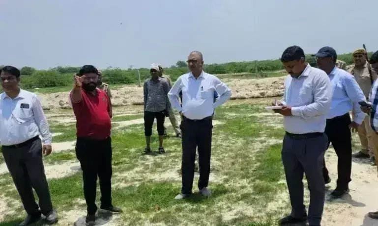 Farrukhabad: जिलाधिकारी ने मौके पर जाकर देखीं वृक्षारोपण की तैयारियां