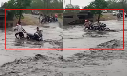 CG BREAKING: लीलागर नदी में बाइक सहित बहा युवक, देखें VIDEO... CG BREAKING: लीलागर नदी में बाइक सहित बहा युवक, देखें VIDEO...