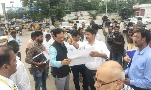मंचेरियल में वंदे भारत ट्रेन को रोकने का प्रयास: दक्षिण मध्य रेलवे जीएम मंचेरियल में वंदे भारत ट्रेन को रोकने का प्रयास: दक्षिण मध्य रेलवे जीएम