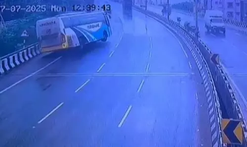 निवेदिता ब्रिज पर बस दुर्घटना निवेदिता ब्रिज पर बस दुर्घटना
