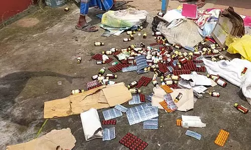 गिरने से दवाइयां बर्बाद हो रही हैं