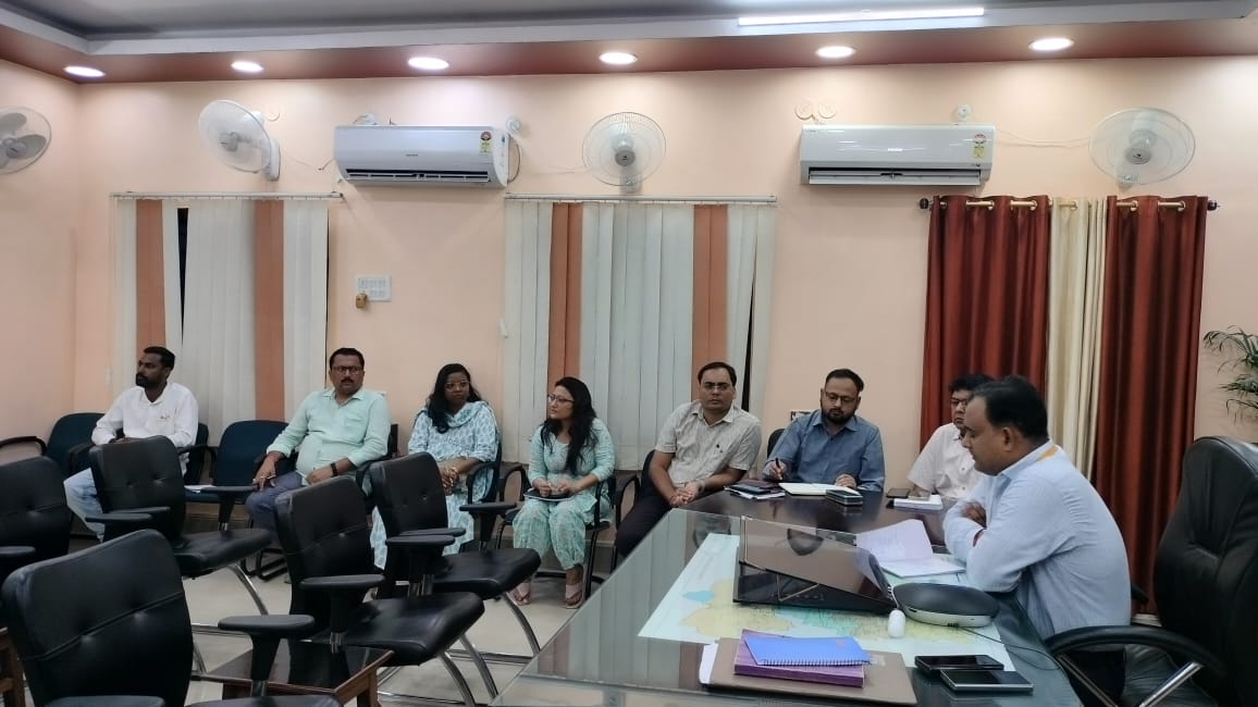 डीएम ने की मतदाता सूची विशेष गहन पुनरीक्षण कार्य की  VC के माध्यम से की समीक्षा