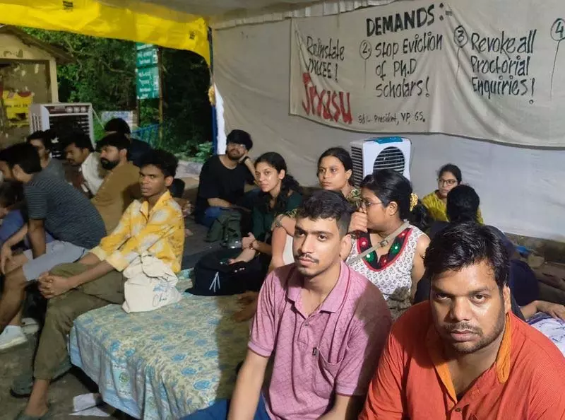 हॉस्टल खाली कराने और एडमिशन को लेकर जेएनयू छात्रों की भूख हड़ताल 11वें दिन भी जारी हॉस्टल खाली कराने और एडमिशन को लेकर जेएनयू छात्रों की भूख हड़ताल 11वें दिन भी जारी