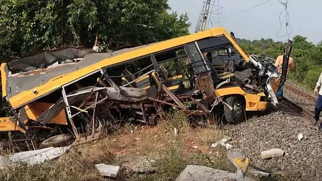 Cuddalore : ट्रेन ने स्कूल वैन को मारी टक्कर, 2 छात्रों की मौत Cuddalore : ट्रेन ने स्कूल वैन को मारी टक्कर, 2 छात्रों की मौत