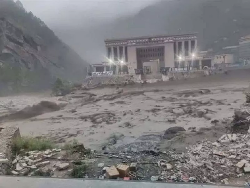 रसुवा में अचानक आई बाढ़ ने नेपाल-चीन पुल और वाहनों को बहा दिया; तलाशी अभियान जारी रसुवा में अचानक आई बाढ़ ने नेपाल-चीन पुल और वाहनों को बहा दिया; तलाशी अभियान जारी