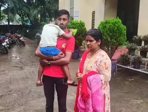 नर्सरी के छात्र को पीटा, टीचर पुलिस हिरासत में नर्सरी के छात्र को पीटा, टीचर पुलिस हिरासत में