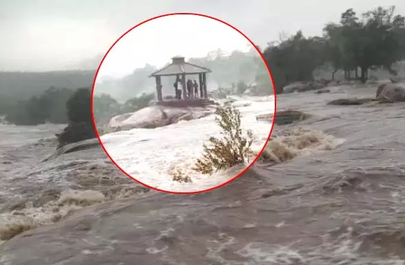 वाटरफॉल शबाब पर, घूमने पहुंचे 5 लोग फंसे वाटरफॉल शबाब पर, घूमने पहुंचे 5 लोग फंसे