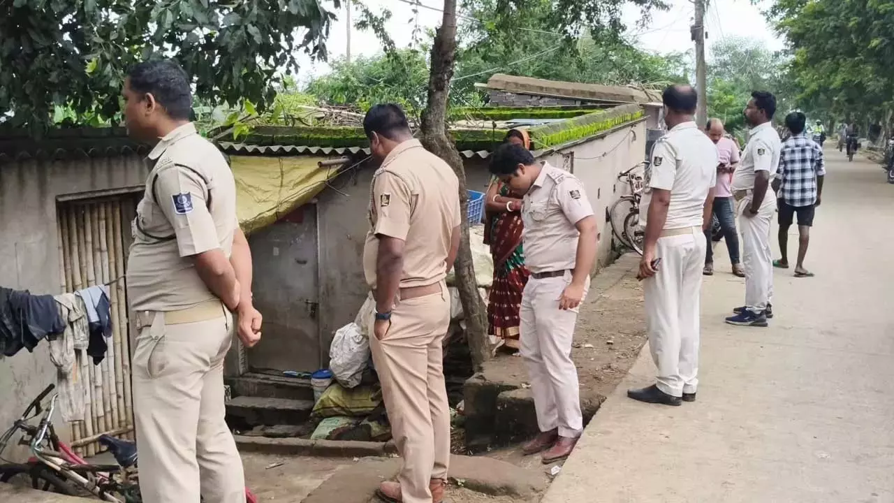 पारादीप में बांग्लादेशी परिवार हिरासत में, अवैध प्रवेश की आशंका की जांच जारी पारादीप में बांग्लादेशी परिवार हिरासत में, अवैध प्रवेश की आशंका की जांच जारी