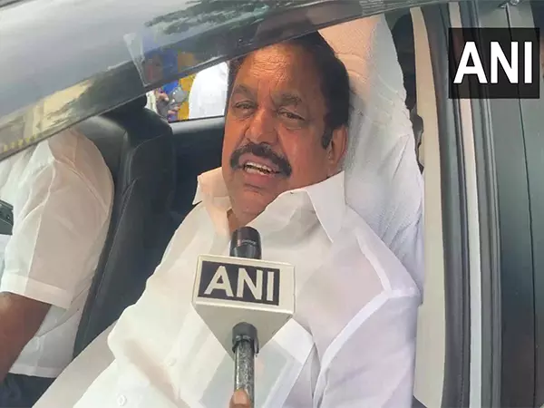 AIADMK के एडप्पाडी पलानीस्वामी ने कोयंबटूर में सुबह की सैर करने वालों से मुलाकात की AIADMK के एडप्पाडी पलानीस्वामी ने कोयंबटूर में सुबह की सैर करने वालों से मुलाकात की