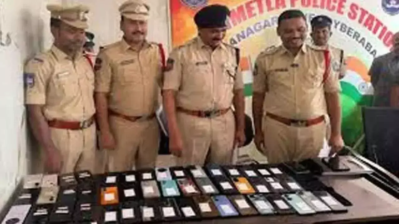 Telangana: पुलिस ने 15 लाख रुपये से अधिक मूल्य के मोबाइल फोन बरामद किए Telangana: पुलिस ने 15 लाख रुपये से अधिक मूल्य के मोबाइल फोन बरामद किए