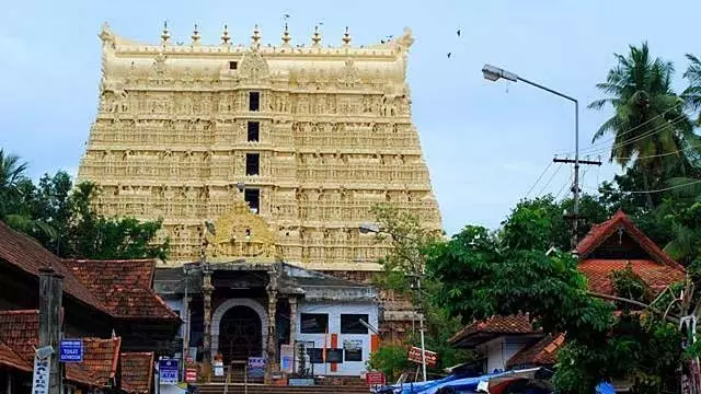 पद्मनाभस्वामी मंदिर में कैमरा युक्त स्मार्ट चश्मे के साथ प्रवेश करता भक्त पद्मनाभस्वामी मंदिर में कैमरा युक्त स्मार्ट चश्मे के साथ प्रवेश करता भक्त