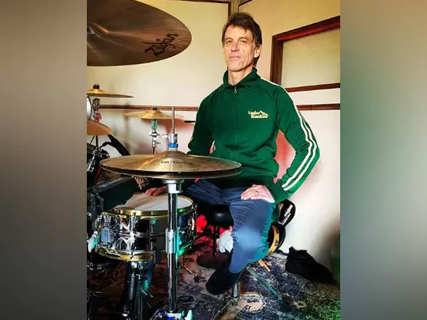 Pearl Jam के ड्रमर मैट कैमरून ने 27 साल बाद बैंड छोड़ने की घोषणा की Pearl Jam के ड्रमर मैट कैमरून ने 27 साल बाद बैंड छोड़ने की घोषणा की