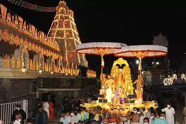 Tirumala में दो बार गरुड़ वाहन सेवा Tirumala में दो बार गरुड़ वाहन सेवा