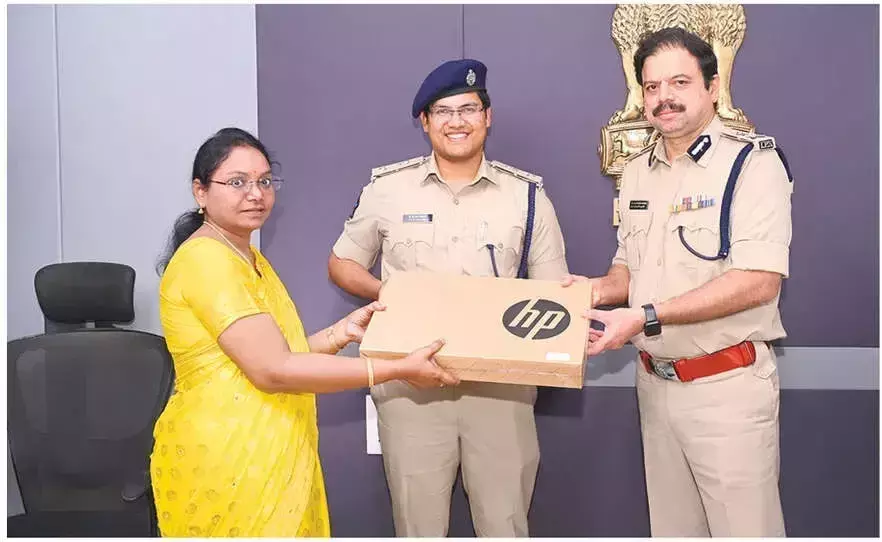 Andhra: न्यायालय कर्मचारियों को लैपटॉप वितरित किये गये Andhra: न्यायालय कर्मचारियों को लैपटॉप वितरित किये गये