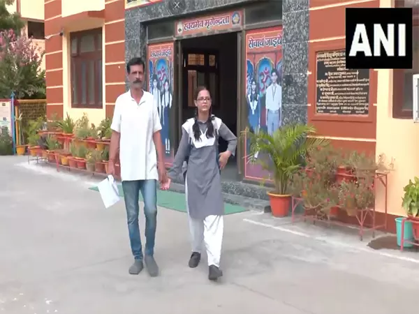 जनता दरबार में CM Yogi से मिलने के बाद छात्रा स्कूल लौटी जनता दरबार में CM Yogi से मिलने के बाद छात्रा स्कूल लौटी
