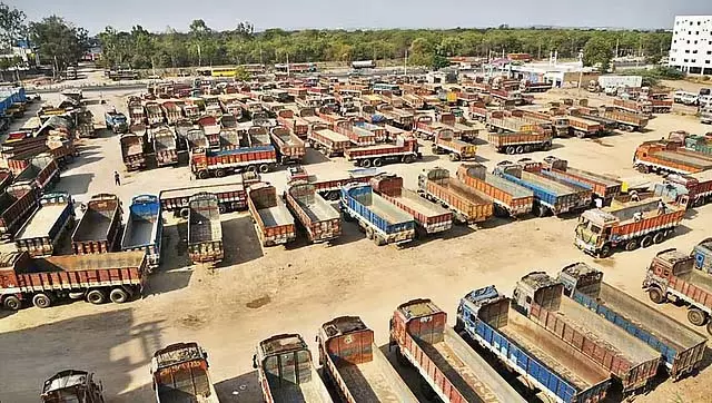 अन्ना भाग्य चावल ट्रांसपोर्टरों के मालिकों को बकाया भुगतान नहीं कर रही सरकार: अनिश्चितकालीन ट्रक हड़ताल अन्ना भाग्य चावल ट्रांसपोर्टरों के मालिकों को बकाया भुगतान नहीं कर रही सरकार: अनिश्चितकालीन ट्रक हड़ताल
