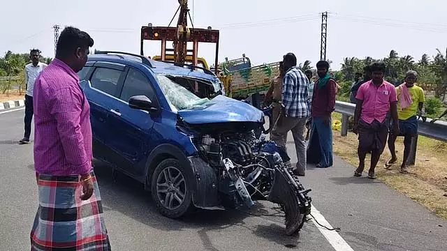 Tamil Nadu : कार मालवाहक वाहन से टकराई, 4 लोगों की मौत Tamil Nadu : कार मालवाहक वाहन से टकराई, 4 लोगों की मौत